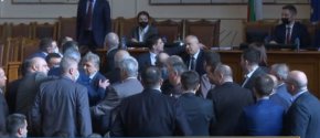 Най-нажежено стана в залата, когато Георги Свиленски излезе на трибуната. От ГЕРБ припознаха обедни думи от негова страна.