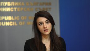 
Обясненията на Бориславова бяха по повод замесването на името на Лаура Кьовеши в случая със задържането на Борисов, Горанов и Арнаудова от страна на премиера 