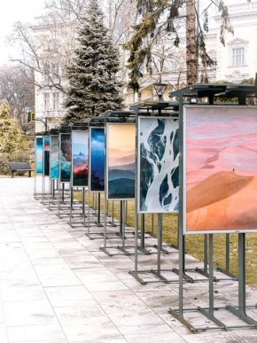 Розови плажове от Индонезия, бели пясъчни коси от Занзибар, природни чудеса от България, каквито и както никога не сте си представяли