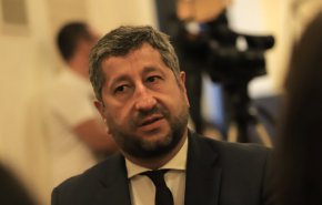 Едното предложение е на "Продължаваме промяната" - шефът на парламентарната група Андрей Гюров, а другото е на "Има такъв народ" - председателят на комисията по бюджет и финанси Любомир Каримански