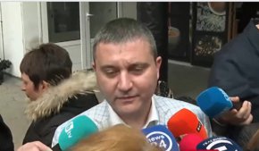 Той поясни, че на разпита са били изяснявани всички твърдения на лица, в това число и на „свидетеля Петков”, свързани с твърдения за извършване на незаконни действия.