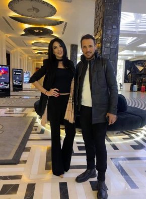 Той даже остави автограф "с любов" на "красивата приятелка" и собственичка на хотела, носещ нейното име.
