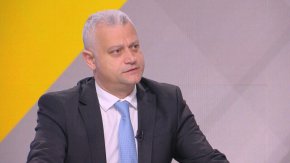 
Божков, който е с 19 обвинения и пребивава в Дубай, настоява да свидетелства от разстояние за даване на подкупи, за които, както твърди, е бил принуждаван от бившите управляващи