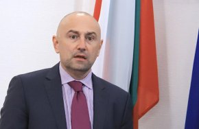 Придобиването и развиването на Инвестбанк, чийто изпънителен директор години наред е Каримански, която оригинално е Международна ортодоксална банка Св. Никола – рейдърство, осъществено под чадъра на шефа на ДС ген. Любен Гоцев, става с капиталите на впоследствие изгонения от България по решение на Националната служба за сигурност – контраразузнаването ни, Денис Ершов, вече покоен