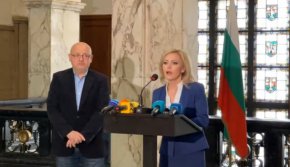 На 6 април в София в шкаф в служебния кабинет на прокурора е открит хартиен плик, адресиран лично до него, без посочен подател