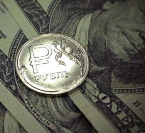 В четвъртък руската рубла поскъпна до 76 рубли за щатски долар и 82 рубли за евро, достигайки най-силните си нива спрямо основните валути от 23 февруари насам