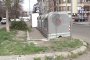 Трупове на два мъртви делфина  в кофи за боклук