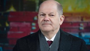 
Планът, прокаран от вицеканцлера и министър на икономиката Роберт Хабек и министъра на външните работи Аналена Баербок - и двамата високопоставени членове на Зелената партия - ще включва около 100 танка