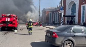 Украйна обвини Русия, че е нанесла удара, а местните сили, подкрепяни от Русия, обвиниха украинските войски за смъртните случаи