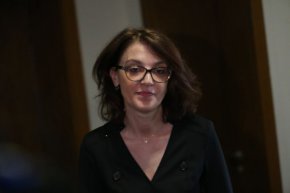 Запитана кой има достъп до кабинета на прокурор Кънев, Маджарова уточни, че много хора имали