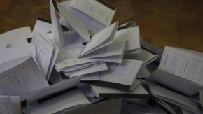  

Напомняме, че хартиената бюлетина отпадна с последните промени в ИК и на изборите за 46-о и настоящото 47-о НС м.г. вотът бе само машинен в секциите с над 300 регистрирани гласоподаватели