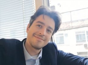 Има златно комуникационно правило: когато възникне ситуация, в която човек няма добър отговор, най-добре е да се скрие и да помълчи