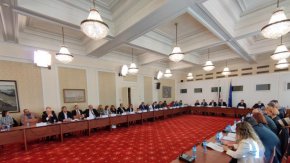 
От закона бяха премахнати всички текстове, отнасящи се до спецструктурите. Същевременно в преходните разпоредби беше уреден редът, по който ще бъдат преназначени магистратите