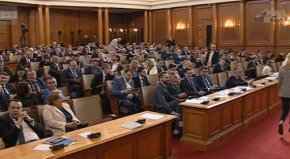 За закриването гласуваха четирите партии от управляващата коалиция - Продължаваме промяната, БСП, Има такъв народ и Демократична България, както и Възраждане