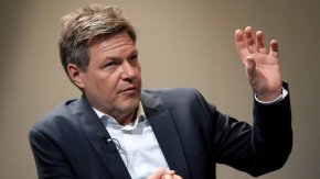 По-специално Хабек спомена за опасенията на съюзниците от НАТО, че доставките на модерни танкове от западни производители могат да подтикнат Русия да разшири войната си към западните страни