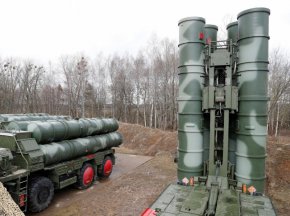
Ракетните платформи пристигнаха в страната по въздух и море и оттогава са разположени на "определени места"