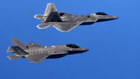 
Първоначално F-35 беше предложен като икономически ефективен модулен проект, който може да замени множество по-стари модели, намиращи се на въоръжение във военновъздушните сили, военноморските сили и морската пехота на САЩ. В действителност тя се превърна в три различни проекта, чиято стойност за целия период на проекта надхвърля 1,7 трилиона долара - най-скъпата оръжейна програма в историята на САЩ