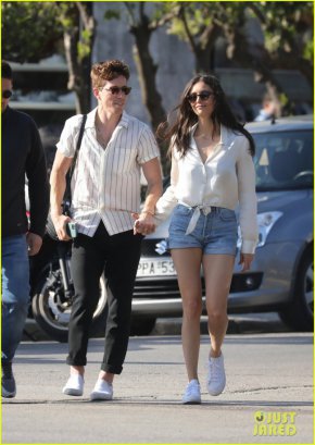 Папараци заснеха щастливата двойка в Глифада