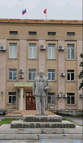 Статуята на Владимир Ленин е поставена отново в окупирания от Русия Геническ, Украйна. 

(От Facebook)