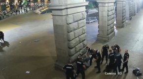 Четиримата полицаи бяха обвинени, че удряйки Марчев с ръце и крака, са нанесли лека телесна повреда на студента - сътресение на мозъка и други контузии