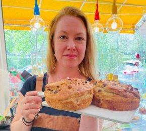 Като няма хляб, яжте безглутенов козунак”! Нещо такова внушаваше угодническата медийна реклама на великденските обредни хлябове по 49 лева, които приготвяха в сладкарницата на съпругата на премиера Линда Петкова