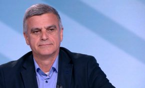 Бившият министър на отбраната разкри, че е против връщането на хартиената бюлетина, защото "машинното гласуване с всичките недостатъци, които се споменават до момента, все пак е една крачка напред от гледна точка на нашето битие и нашата практика, които сме чували през годините, за изкривяване на вота"
