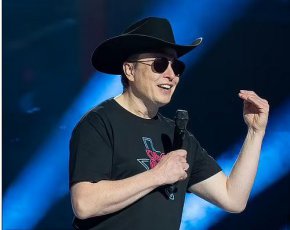 Милиардерът (на снимката по-рано този месец в Тексас) може да поеме компанията още тази сутрин, тъй като според съобщенията управителният съвет е готов да приеме офертата му от 54,20 долара на акция