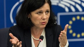 Става дума за случаите, когато представители на властта или на бизнеса завеждат срещу журналисти искове за големи суми и така на практика блокират дейността им, защото ги вкарват в продължителни и скъпи съдебни процедури
