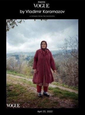 На фотоса - дело на Карамазов, родопчанката е с типичното за възрастните жени в този район облекло