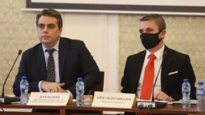 Вчера стана ясно, че Европейският съюз временно значително ще увеличи купуването на руски газ през държави, които са готови да плащат в рубли, за да се компенсира спирането на доставките за Полша и България.


 Двете страни ще могат да купят допълнителни обеми газ на европейския пазар.