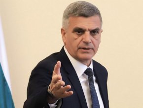 "Ние сме против военна помощ за Украйна, защото това би ни направило страна в конфликта. Вече виждаме негативните ефекти от неадекватните действия на настоящия кабинет", подчерта Симеонова