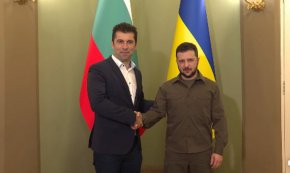 
“Ще се радвам България да е част от реконструкцията на Украйна”, заяви българският премиер Кирил Петков на съвместен брифинг с украинския президент Владимир Зеленский в украинската столица Киев.