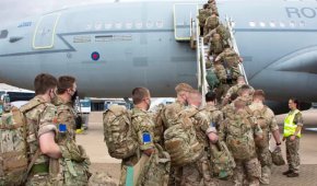 Военнослужещи от Обединеното кралство се качват на борда на самолет RAF Voyager в RAF Brize Norton, който ще бъде част от едно от най-големите съвместни разгръщания след Студената война. Снимка: Sharron Flyod/Министерство на отбраната/Crown Copyright/PA