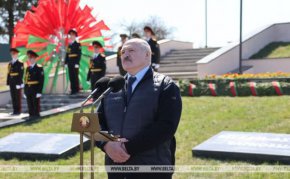 

Според Лукашенко западните съседи не позволявали на своите граждани да отидат в Беларус, въпреки въведения от него безвизов режим за периода на празниците