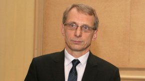 

Новите минимални изисквания са изготвени по групи показатели за различните научни степени и академични длъжности в деветте области на висше образование и съответстващите им професионални направления