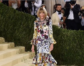 
По време на партито Уинтур иска служителите на Vogue да знаят всяка подробност за пристигането на всяка знаменитост 