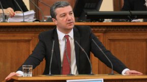 Защо в България "така настървено се караме да доставим ли оръжие или не", вместо да търсим друга тема – мостове и пътища за излизане от конфликта, попита Стойнев