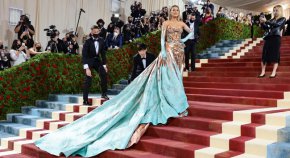 
Междувременно на червения килим добре облечените звезди ще направят всичко възможно да се впишат в дрескода "Gilded Glamour, White Tie", където са насърчавани да подхождат към облеклото от края на 19-ти век през призмата на съвремието