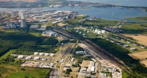 Големият резервоарен парк Ölhafen Rostock (GÖR) на Балтийско море. © Bernd Wüstneck