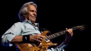 "Тази година не просто ще имаме поредния силен джаз лайнъп с впечатляващи изпълнители на A to JazZ, но и ще преживеем едно от най-емоционалните издания на фестивала!
