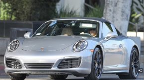 Дженифър Анистън изглеждаше невероятно младолика, когато излизаше от салона за грижа за кожата "Шани Дарден", в който се продава серум с ретинол и млечна киселина, в Бевърли Хилс в сряда в небрежно облекло