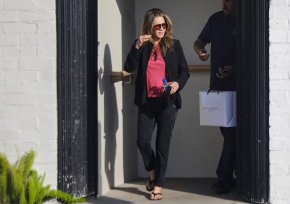 Дженифър Анистън изглеждаше невероятно младолика, когато излизаше от салона за грижа за кожата "Шани Дарден", в който се продава серум с ретинол и млечна киселина, в Бевърли Хилс в сряда в небрежно облекло