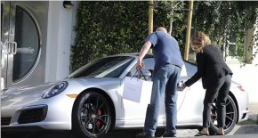  Дженифър Анистън се качва в Поршето