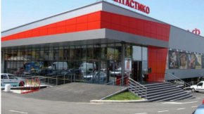 
Първо, в продължение на минути на топлата витрина, въпреки наличието на 3 продавачки, само една от които заета, явно прозирахме, защото така и не ни обърнаха внимание