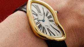 
Според аукционната къща часовникът е в "отлично" състояние, което е допринесло за седемцифрената печеливша оферта, въпреки че приблизителната му цена е между 500 000 и 800 000 долара