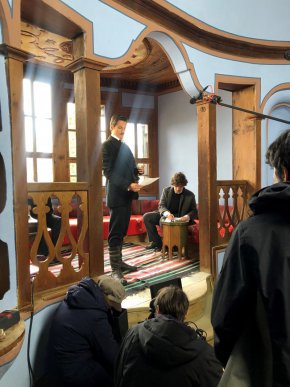 При срещата си със стареца Стоянов се връща в спомените си за Бенковски, когото местните наричат Хаджи Георги – величието му като организатор и вдъхновител на Априлското въстание