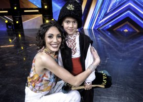 Участникът, който събере пък най-много гласове в своя подкрепа от зрителите, ще бъде спасен и ще се върне в надпреварата за голямата награда от 50 000 лева и титлата Талант на България