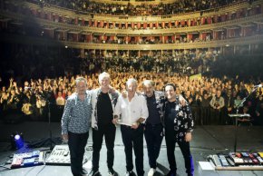 
Групата Nick Mason’s Saucerful of Secrets, ръководена от легендарния барабанист на Pink Floyd - Ник Мейсън, стартира най-мащабното си турне до момента