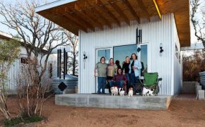 Четири двойки, които са най-добри приятели от 20 години, решават да построят своя малък град, за да бъдат по-близо един до друг и до околната среда