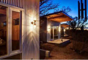 Къщичките с площ 400 квадратни метра разполагат с легло тип "кралица", диван, баня и веранда